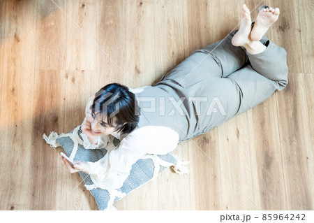 無料写真床に寝転ぶ二人のベラルーシ人女性パブリックドメインQ：著作権フリー画像素材集