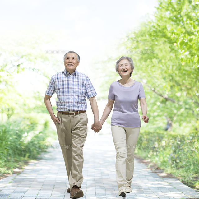手をつないで歩くカップルの写真素材・画像素材 Image 39589335