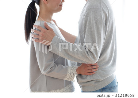 肩に手をまわすの写真素材写真素材なら「写真AC」無料 フリー ダウンロードOK