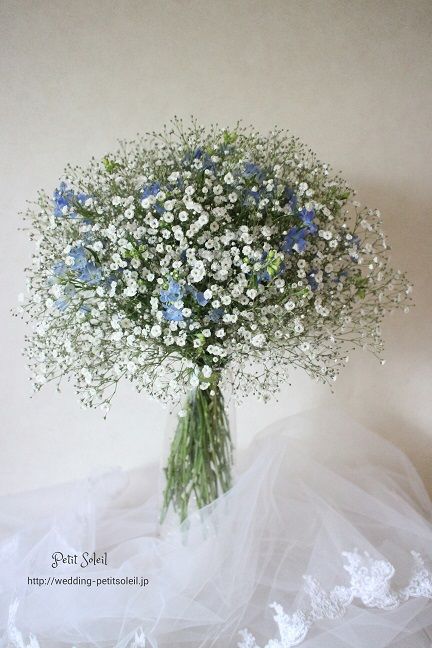 白バラとスズランと、かすみ草のブーケ すずらんが品薄で、ぎりぎりまで四苦八苦。七転八倒。七転び八起き。って、最後に起きあがれて良かった😓ふー。寿命が12分くらい削れた気がしますが、無事にお届けできて、そうして喜んでいただけて、本当によかった涙🥲 という