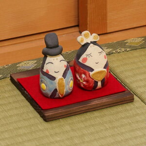 陶器の雛人形 共雛 日本製 雛人形 コンパクト 彩絵花錦雛 ひな人形 雛祭 親王飾り 薬師窯 インテリア 縁起物 置物 陶器 飾り台 台座 平飾りひな祭り 飾り 屏風付き 人気 雛飾り 初節句 かわいい おひなさま お雛様 小さい 送料無料 - メルカリ