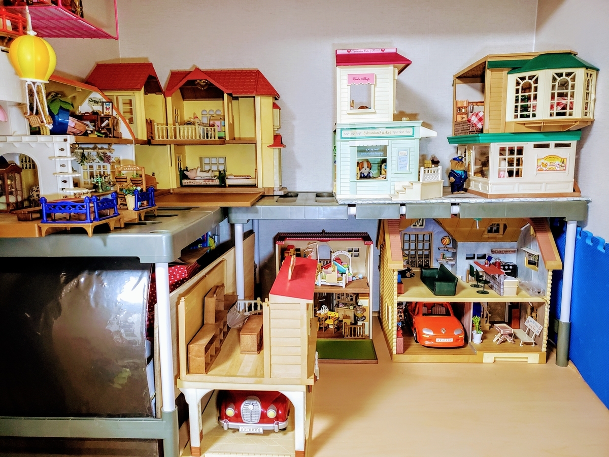 シルバニアファミリー 赤い屋根の大きなお家 ギフトセット -屋根裏はひみつのお部屋- 限定 オリジナル家具 人形3体付 トイザらス限定おもちゃ通販のトイザらス オンラインストア