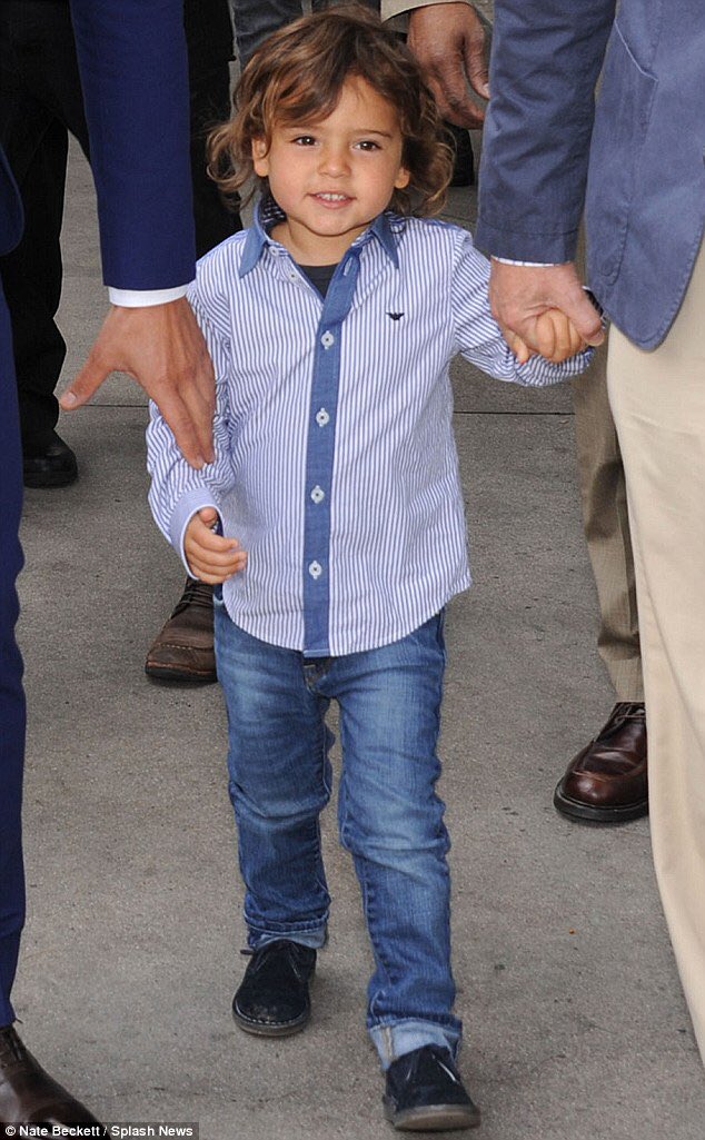 未来のイケメン⁉ オーランド・ブルームとミランダ・カーの息子フリン君の成長アルバム