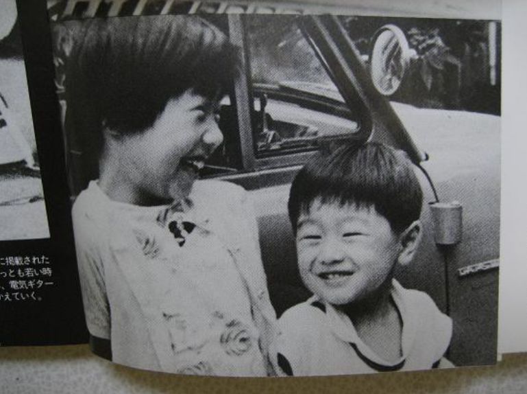 桑田佳祐の実家と家族。父母と義姉・えり子の影響。学生時代と若い頃の逸話 - FES ROCK