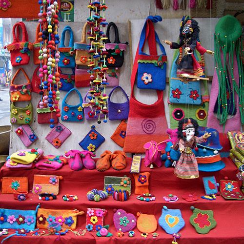 ネパール人家族に日本のお土産を渡した結果「いいキャラしてるww」 1 3ライフスタイル ねとらぼ