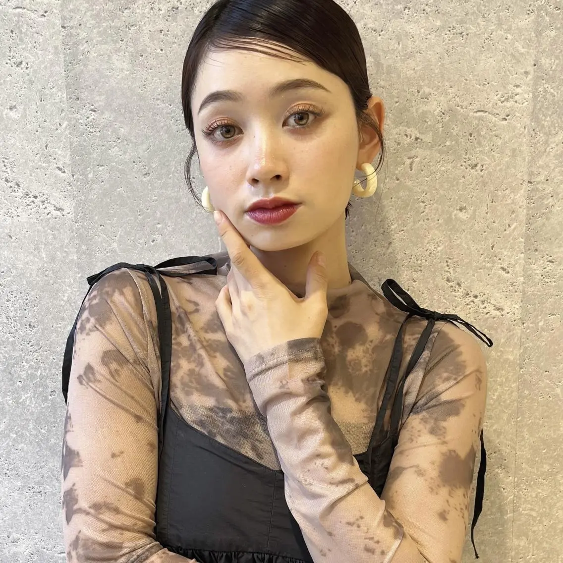 ミディアム・セミロング 結婚式の髪型・人気ヘアアレンジ24選！ - IKINAイキナ
