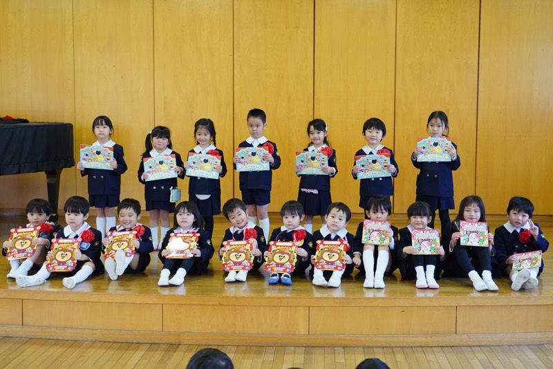 幼稚園の遠足で集合写真撮るときの 引率の先生の座り方でパチリ 今日は伊勢で新喜劇でした！ 明日は岸和田で新喜劇やで！清水けんじ feat松浦景子吉本新喜劇あるある 保育士あるある 幼稚園あるある 幼稚園の先生 幼稚園の先生あるある