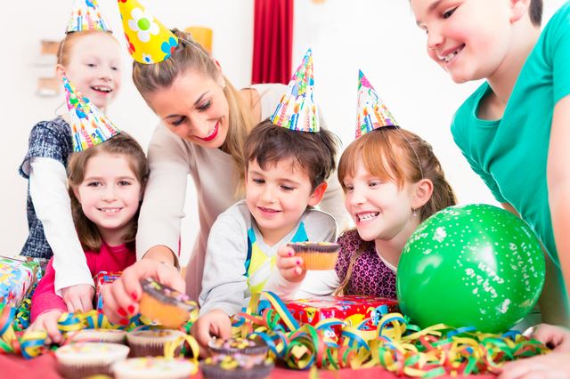 誕生日の飾り付け。コストをかけず華やかに演出できるアイデアとははいチーズ！クリップ