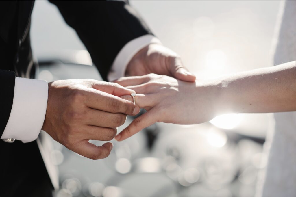 結婚式のエンドロールでかけたい！定番＆人気曲23選 2025年最新版みんなのウェディングニュース