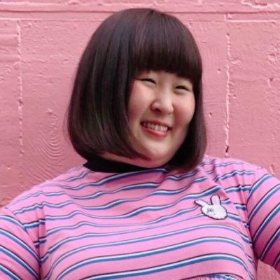 実りの秋🍁 実家の趣味農園の 巨峰や太秋柿も美味しく立派に 実っております😋❣️ 今年は海や大地の恵みが 全体的に豊作な気がしますね🍀１歳4か月のロック🐶は母ちゃんと 相変わらず仲良くテレビ鑑賞中😆