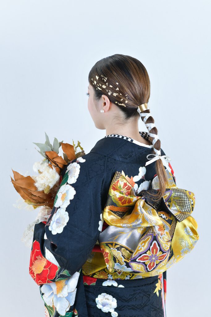 成人式ヘアセット💐 華やか可愛い、編みおろしポニーテール♡ 髪飾りのバランスもこだわりました✨ 成人式ヘア振袖ヘア振袖ヘアアレンジ振袖ヘアメイク前撮りヘア振袖前撮り振袖成人式成人式ヘアセット ヘアメイクhairmake編みおろし編み