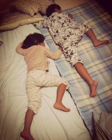 直角になったり、私の上で寝ていたり。子どもの寝相いろいろ ももろの子育てもろもろ日記・88kodomoe コドモエ —「親子時間」を楽しむ子育て情報が満載