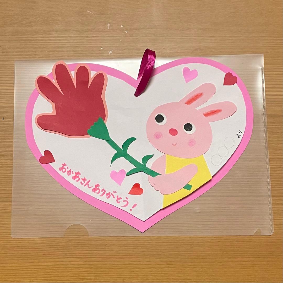 台北日本語幼稚園での「母の日」工作：手形でお花』