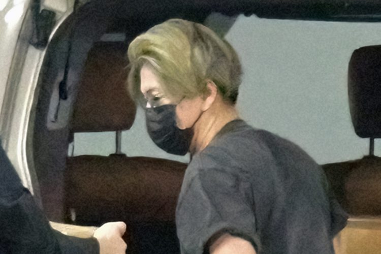 木村拓哉、影が少し伸びた時間に8400歩。オールバックでクールなお散歩ショットを披露