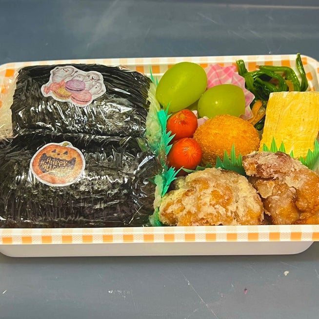 長男、修学旅行 早出なので、5時起きでお弁当作り 😥 お泊まりなので、使い捨てパック指定 水筒なしのお茶ペットボトルw事前に大きいボストンバッグは、送っちゃってるので、リュック ひとつで、身軽〜♪ 最近はこうなのかしら ⁉︎楽だけど、旅行行く感は、薄れるねぇ