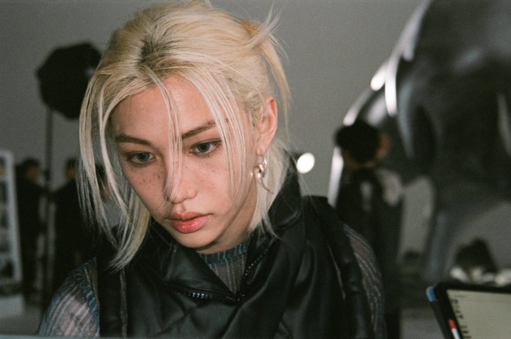 LE SSERAFIMチェウォン、従兄もオーディション番組出身だった 美男美女2ショットが話題 - モデルプレス