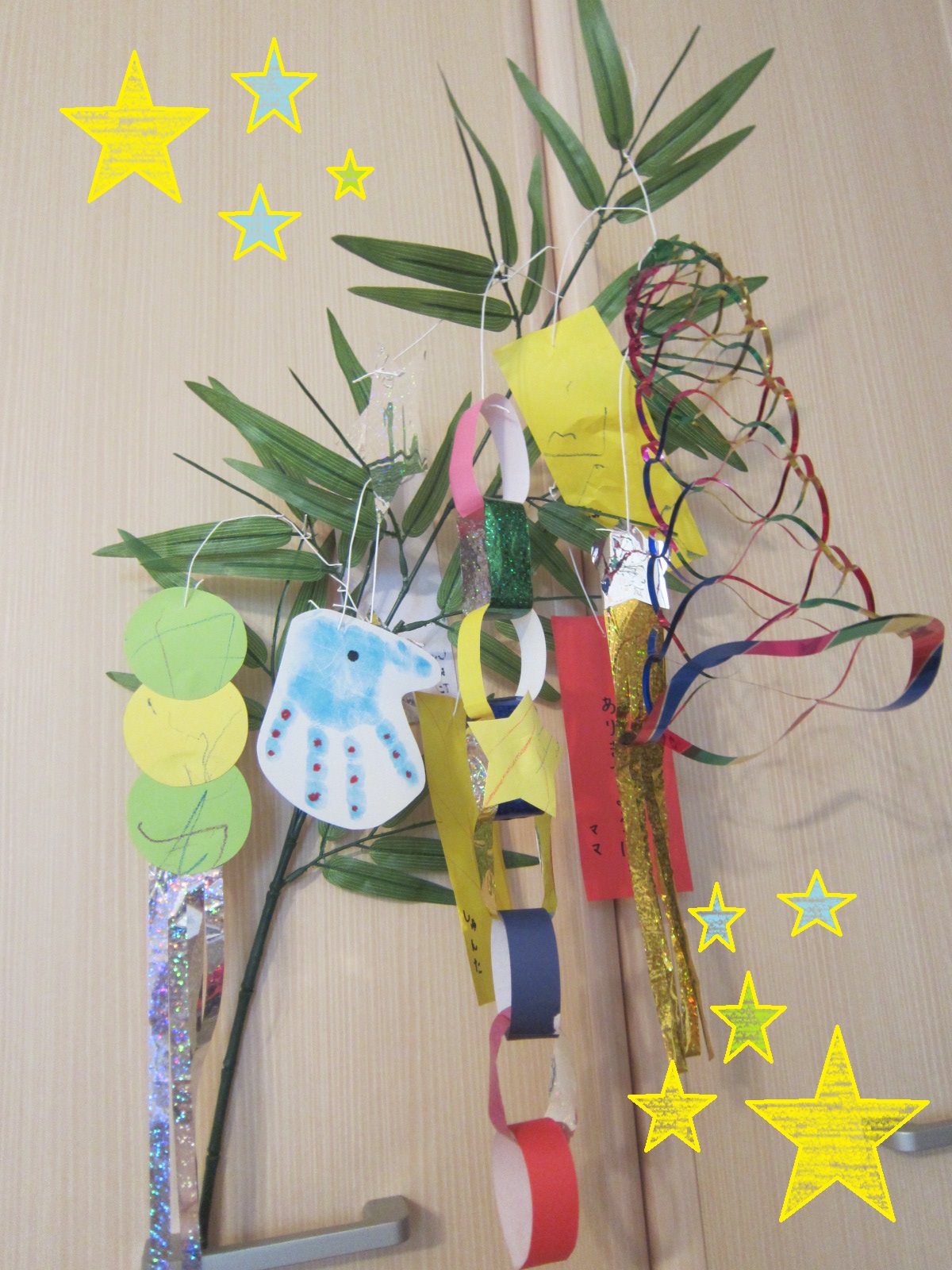 1歳児 シール貼りがレベルアップ！ 七夕飾り作りらいらっく保育園 常陸太田市の保育園社会福祉法人月居会