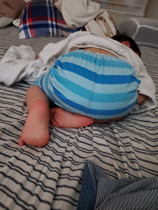 赤ちゃんによい寝る体勢は？股関節の成長にも優しいエルゴポーチのスワドル