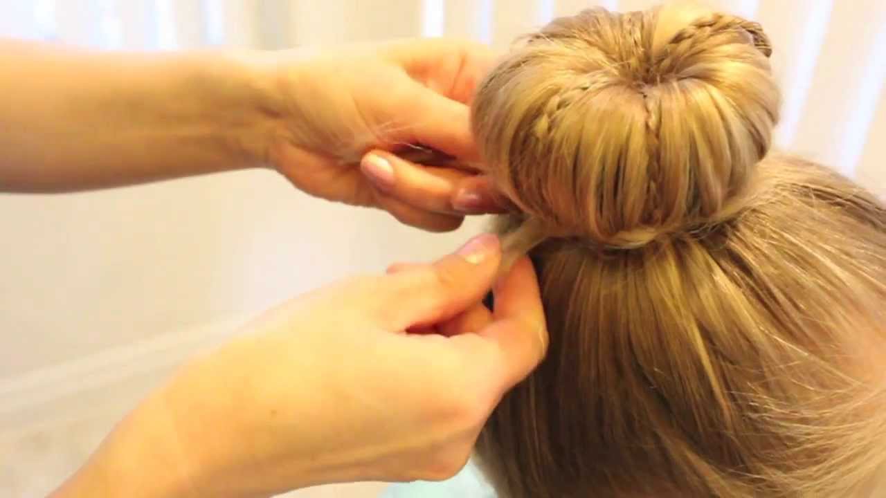 ピンなし！三つ編みだけでできるお団子ヘア🍡 崩れ知らずなので低い位置でまとめて登園ヘアにも🙆🏻‍♀️ 三つ編みの毛先は長めに残すとより崩れにくいよ🎀2歳さんのヘアアレンジヘアアレンジ女の子ヘアキッズヘアアレンジお団子ヘア