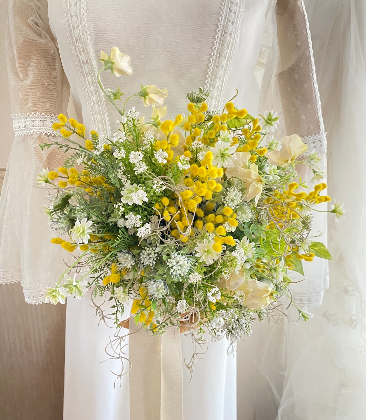 花嫁にいま大人気♡鮮やかな黄色が魅力の「ミモザブーケ」