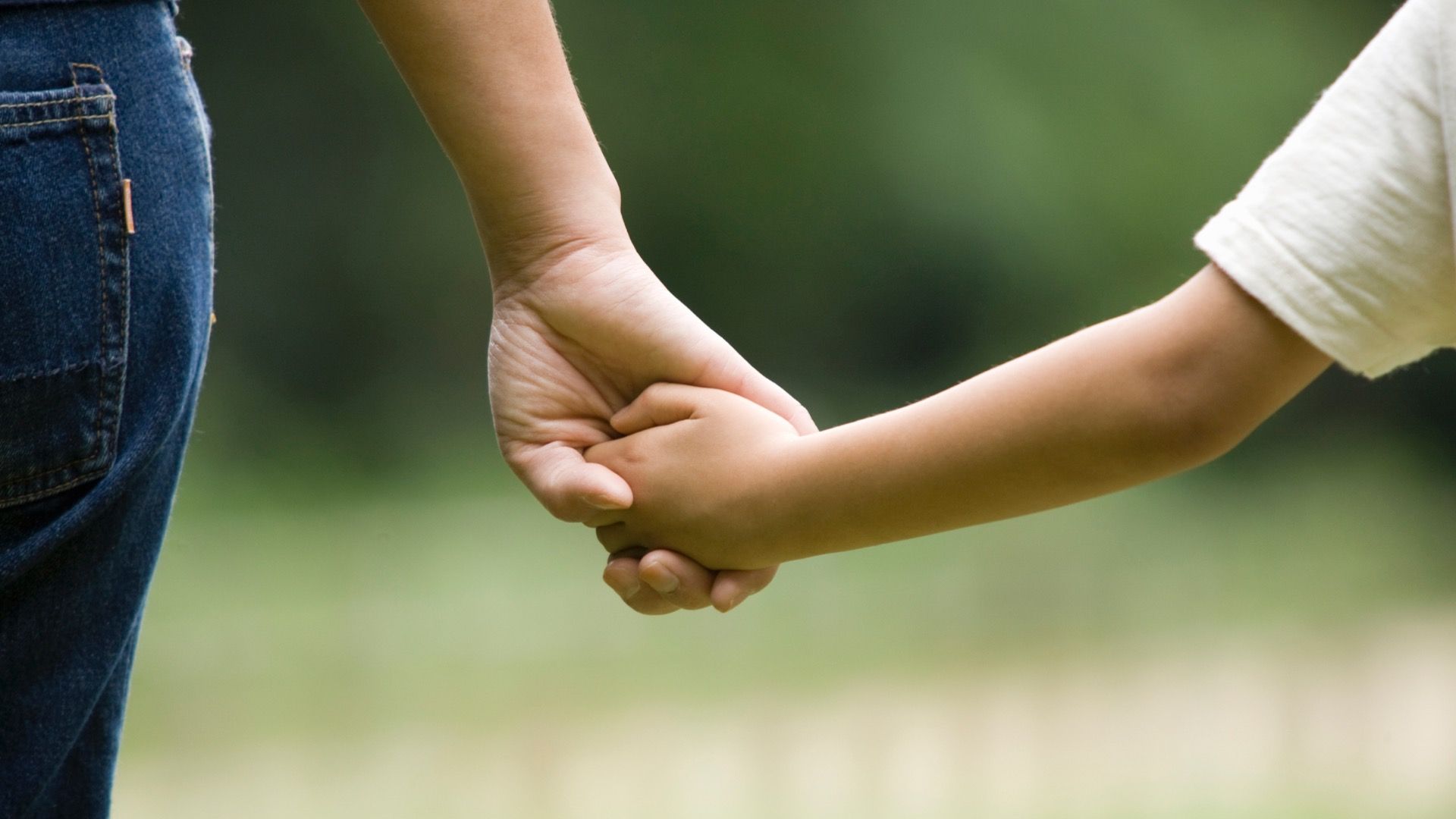 子どものタンクトップ姿かわいいし、 嫌がるまではできるだけお揃いコーデさせたい💘 ⁡ ⁡ アプリで人消したらすんごい暇な 万博みたいになったけどめちゃくちゃ人多いよ 🫩関西万博姉弟リンクコーデ姉弟ママ