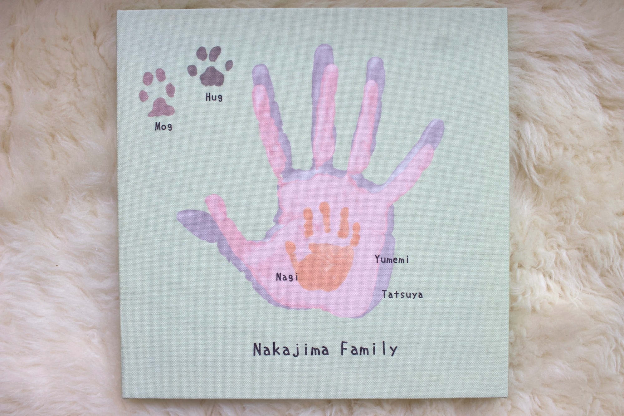 ラインで重ねた家族の手形☮️ シンプルで飾りやすそうです☺︎ 正方形Lサイズで制作