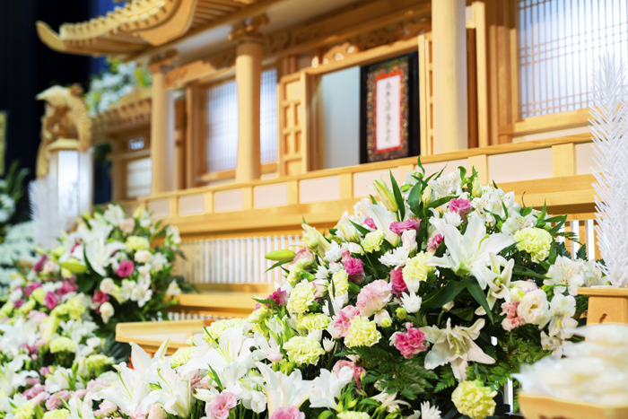 家族葬における祭壇の種類や相場、おすすめの花祭壇事例を紹介