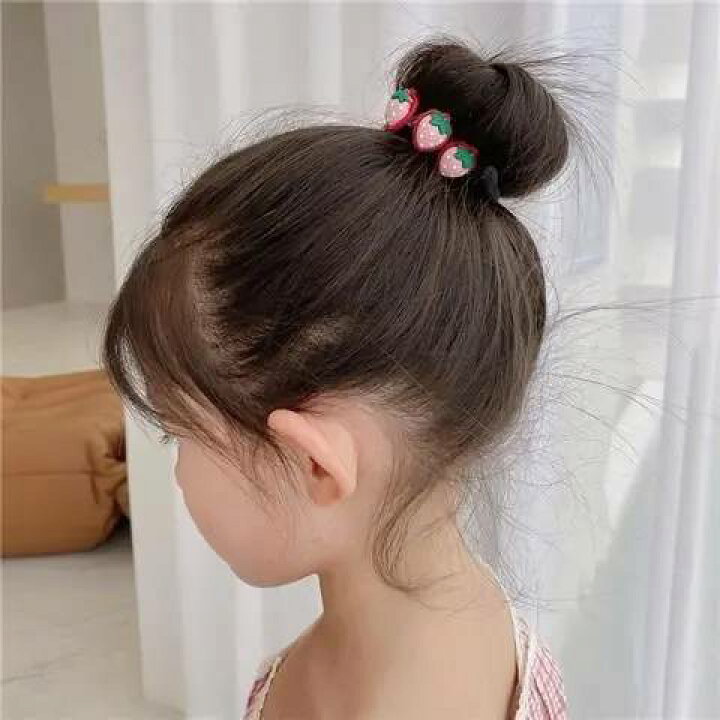 今日はツインお団子🤍🤍 プールがあるからほぐさずにしっかりめのお団子に🐰🎀 作り方は5枚目の解説と同じだよ☺️☝🏻💓アクセはお婆ちゃんからのプレゼント☺️💗🫧 ばぁばから貰ったヘアゴムを見て「ばぁば恋しいな〜🥺」って娘さん🥹💓 どこで覚えたのかヘアゴムを