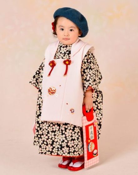 七五三 着物 3歳 女の子 ブランド被布セット KAGURA カグラ 「ベージュ 麻の葉に雪輪」 三歳女児被布セット 子供着物 フルセット三才のお祝い着 3才向け 日本製メール便不可京都きもの町
