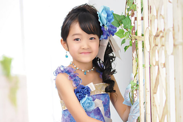 kidsヘアアレンジ 結婚式や発表会のドレスアップ時にぴったりな簡単ハーフアップ キャサリンコテージ