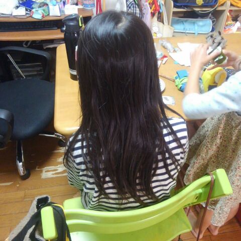 伸びに伸びていた、長男のロン毛をけっこうバッサリ切ってもらってきました✂︎ ボブっぽい感じで、少しだけ軽くしてもらって、まさに理想通り🥰さすが。さすが。 @abe0106 ちゃん！！ 本人も気に入っている様子☺️ ・ ・ ・ロン毛男子ロン毛男の子6歳3ヶ月