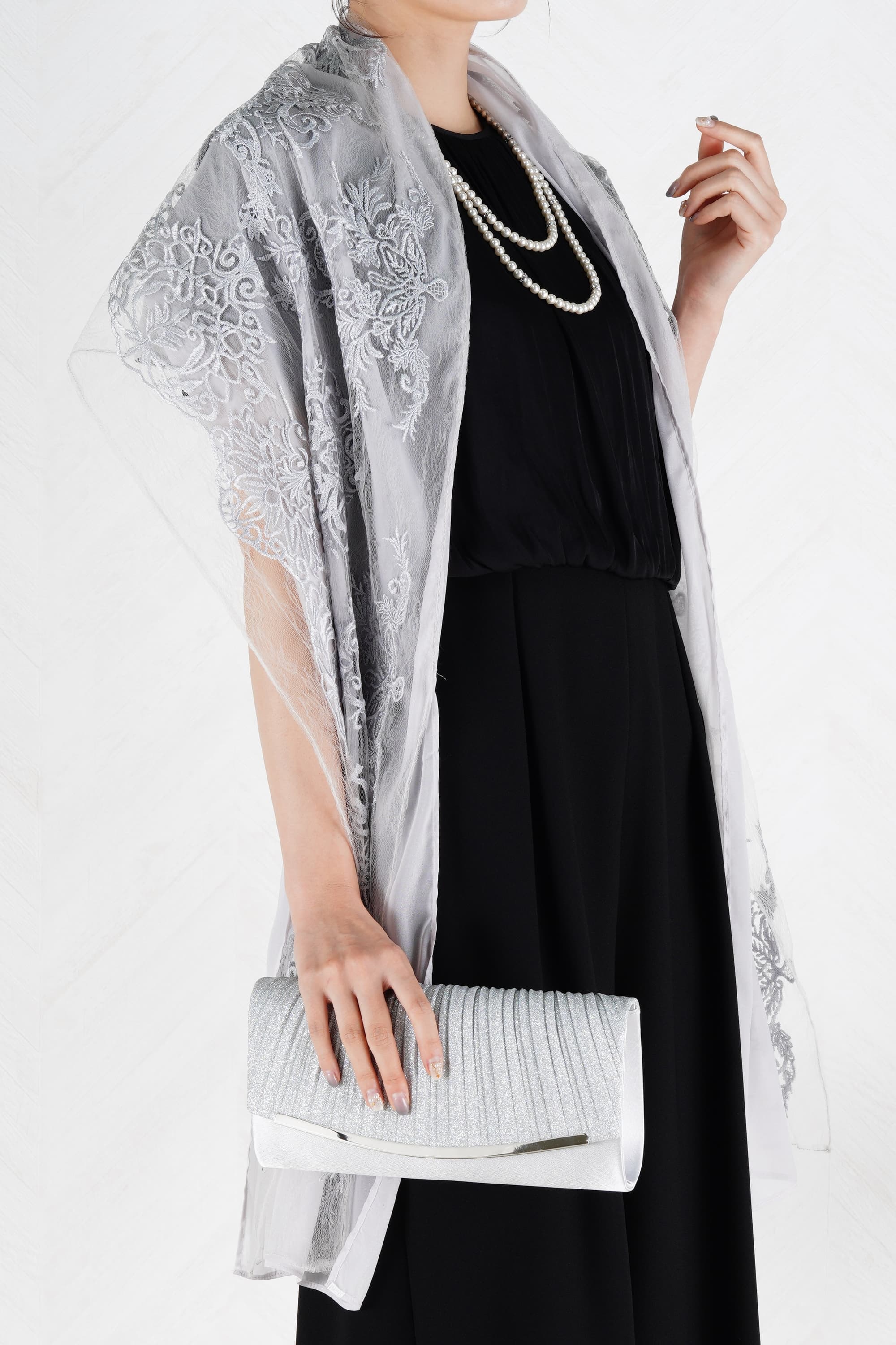 結婚式にストール・ショールはダサい？オシャレに着こなす方法 - IKINAイキナ