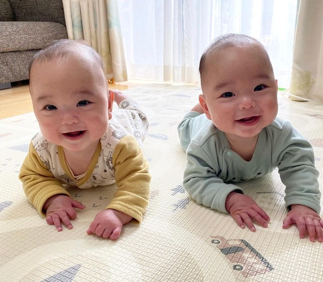 双子の男の子 11002023441 の写真・イラスト素材アマナイメージズ