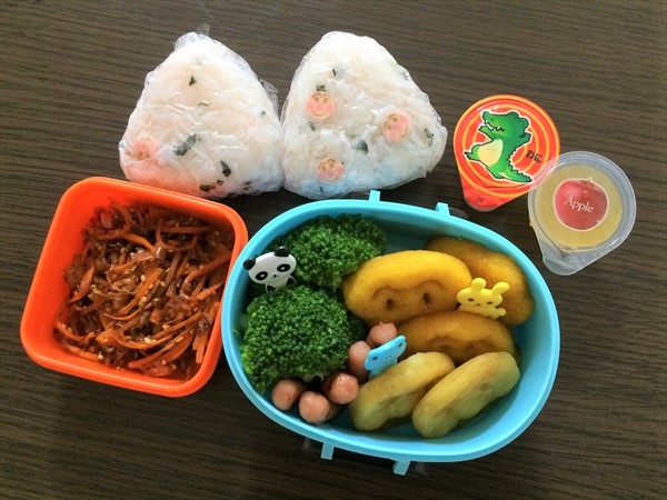 𝕄𝕀𝕂𝔸┋𝔸𝕂𝕀ℙ𝕌 𝔾𝕆ℍ𝔸ℕ 𓂃 𓈒𓏸 幼稚園弁当・幼児食・キャラ弁4歳2か月幼児食𓌉◯𓇋 ②Obento lunch 前日に 👦🏼「アンパンマンとバイキンマンのおにぎり作って〜。」 と言われたので5時に起きて作りました🍙にんじんのグラッセは @sa3na7an3as ちゃん