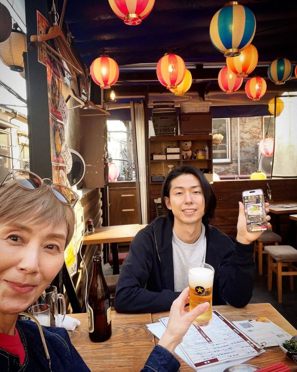 父は大物俳優、母はベテラン女優 29歳俳優の近影が大反響「目元とお口そっくり。男前だね」「遺伝子って凄いなぁ」：「おっ！」でつながる地元密着のスポーツ応援メディア西スポWEB OTTO