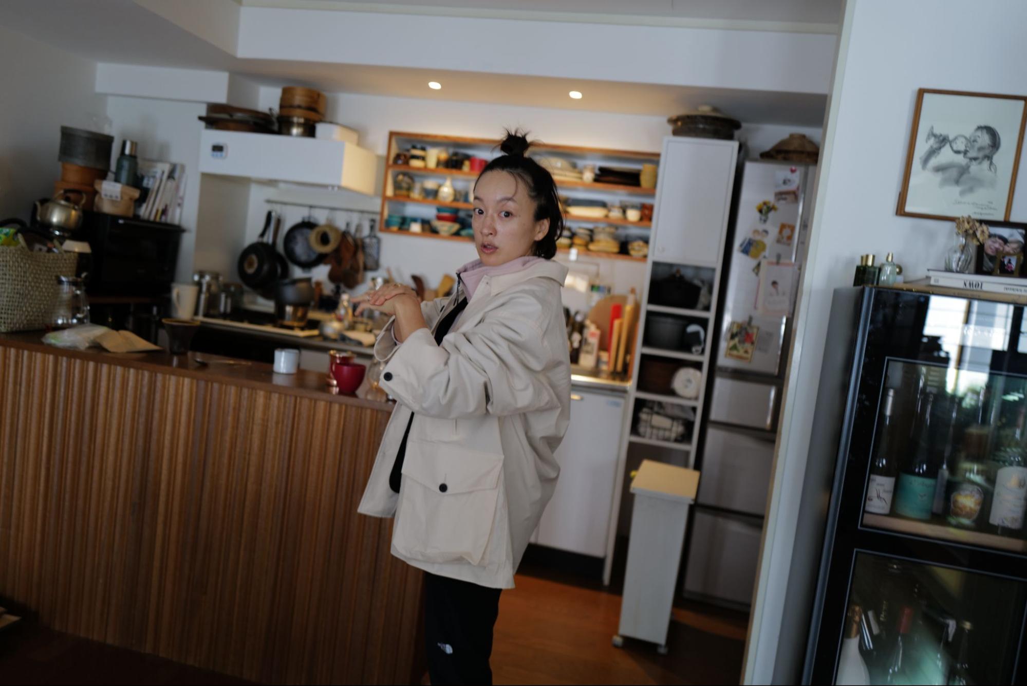 📕 ENCOUNTER MAGAZINE公開中 乗り越えるよ、私、逆境に強いから安井達郎の妻と過ごす写真のある日15愛機のカメラでパートナーとの暮らしを記録する、モデルで写真家・映像作家の安井達郎さん。そんな安井さんの、妻であるモデル・女優の高山都さんと過ごす写真