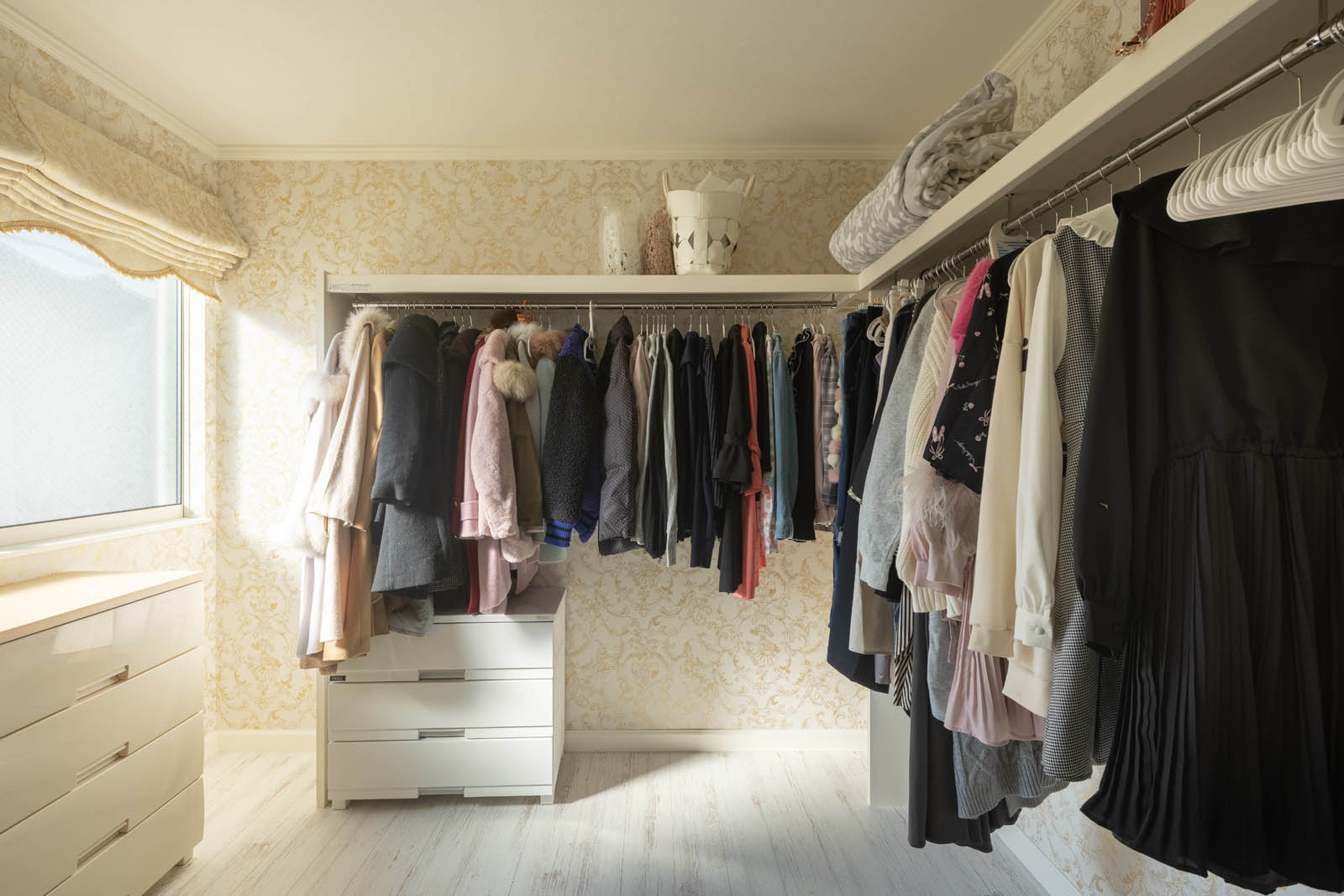 ファミクロの収納棚DIYしたよ🙋‍♀️ @kishiko_home8 ←他の投稿 我が家は1階のファミクロに家族4人分の衣類を収納しています☺️衣類収納棚は自分達でDIYしたんだけど、とっても簡単なので詳細載せておきます🙆‍♀️ 価格は全て2020年の価格だから、もう少し値上がりし