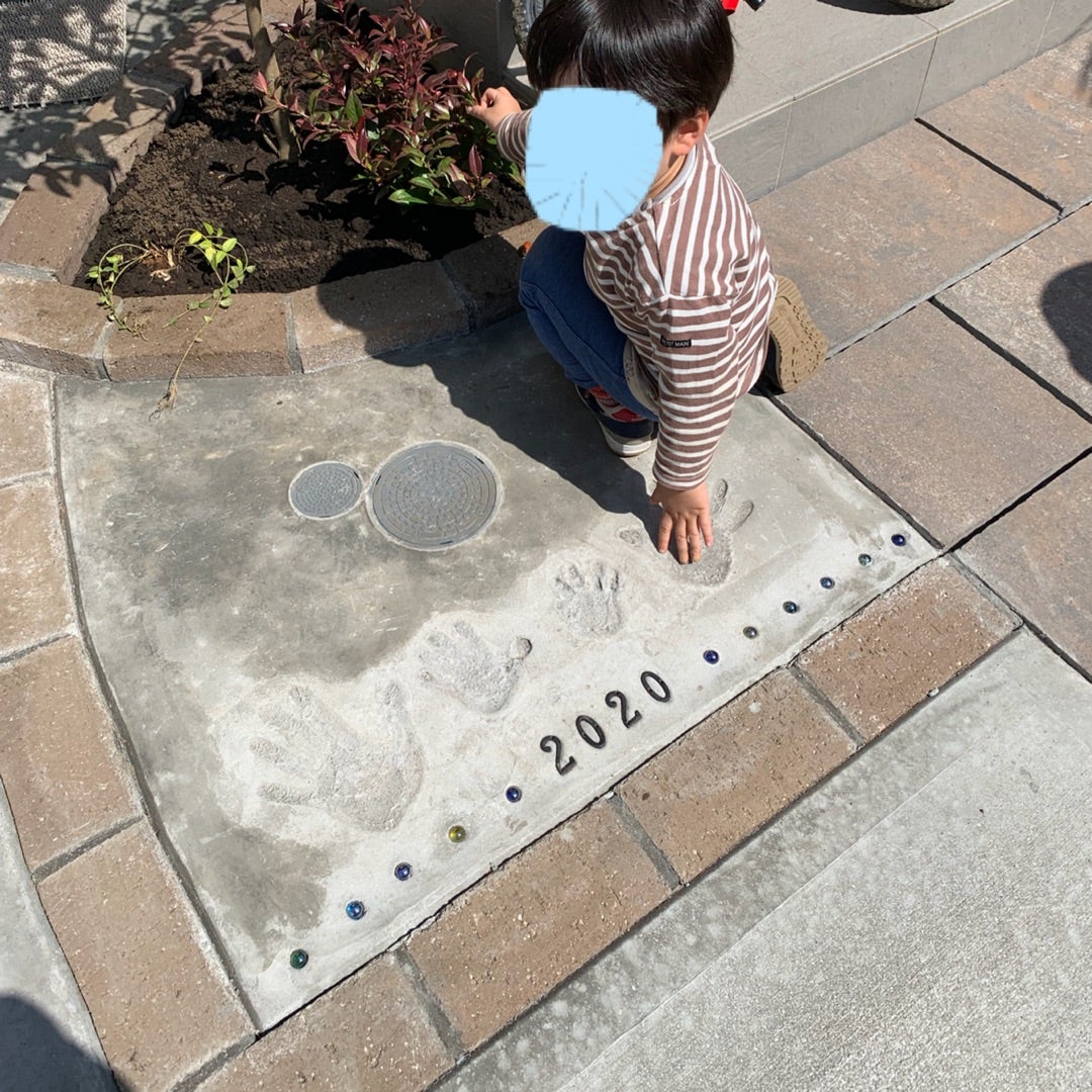 施工記念のコンクリート手形スタンプ日付や足型でもOK!記念に残る自由なやり方で