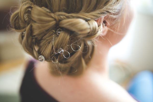 結婚式お呼ばれ 髪型完全ガイド「基本マナー」から「長さ別のおすすめヘアアレンジ」をご紹介コラムアトリエはるか公式サイト