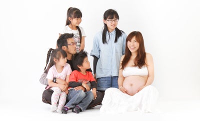 10人全員集合！大家族の”混沌した”家族集合写真