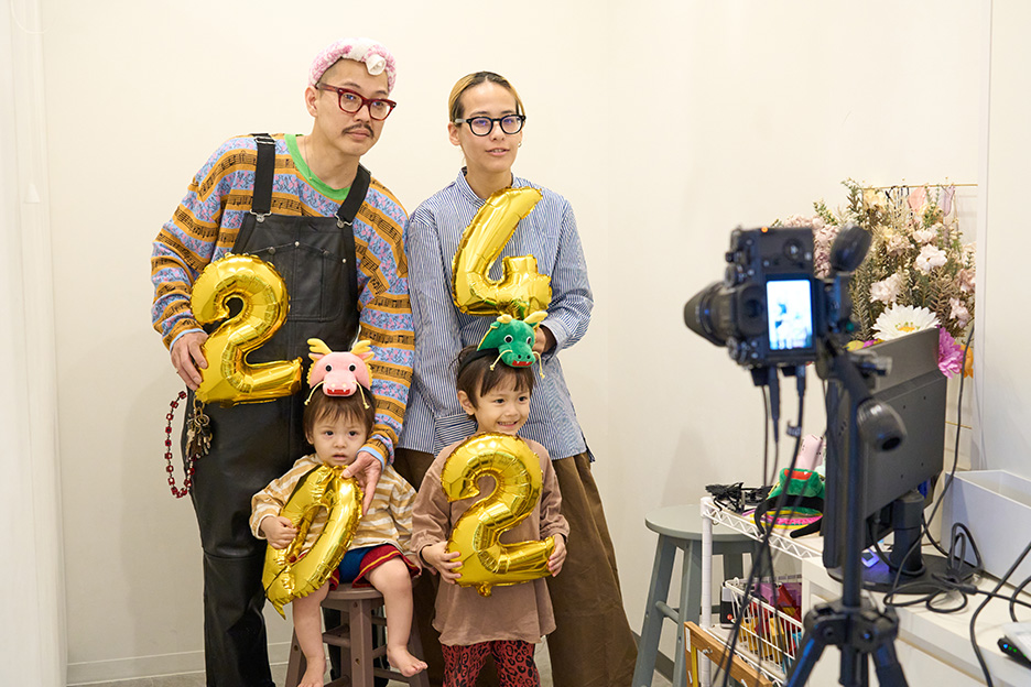 スマホ撮影のコツ 年賀状に差がつく！家族写真は「三角構図」でセンスUPたまひよ