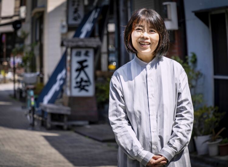 俵万智さん、寮の干し柿を食べる！学びの森note 宮崎県立五ヶ瀬中等教育学校