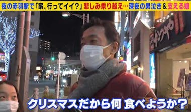 青空を背景に幼い娘を抱き上げる若いお母さんをローアングルで見上げる 親子,家族,父子,育児のイメージ 写真素材7028958-フォトライブラリ