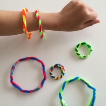 実験≪キラキラモールをつくろう≫ モールは曲げたり、ねじったり、巻いたりすることで、さまざまな形をつくることができます。また楽しく巧緻性を身に付けることができる遊びですね。 お子さまがつくったモールの飾りをもっと素敵にしてみませんか？ ▷準備するもの