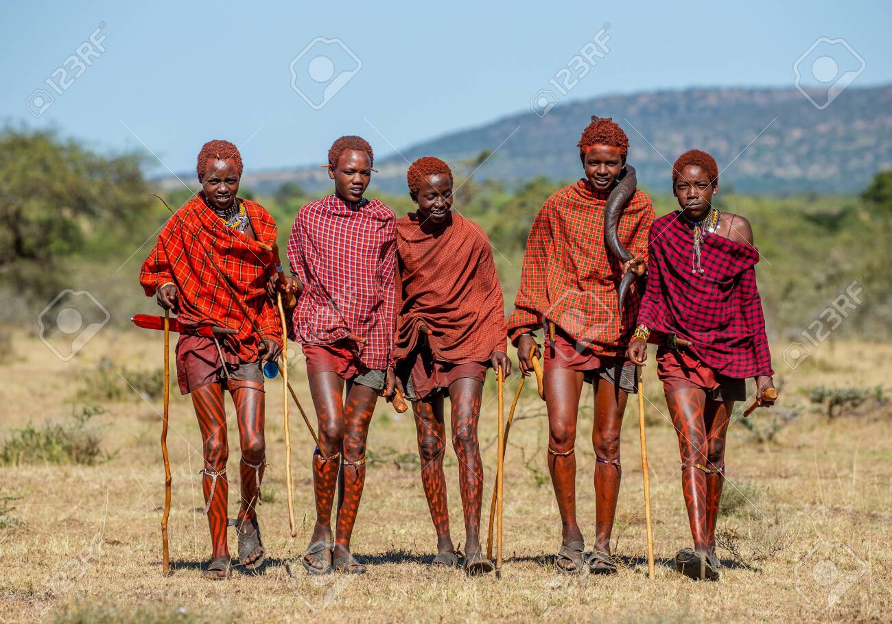 現地では裏ピースが流行っている✌🏽 早く雨降ってほしいって思うほど毎日カラッカラの炎天下🔥 最近は水の確保に苦戦中それでも雨季が来るまでみんなで乗り越える👍🛖 ちなみにこれがマサイ族の普段着ですマサイ族 マサイ村 国際結婚 アフリカ生活 タンザニア
