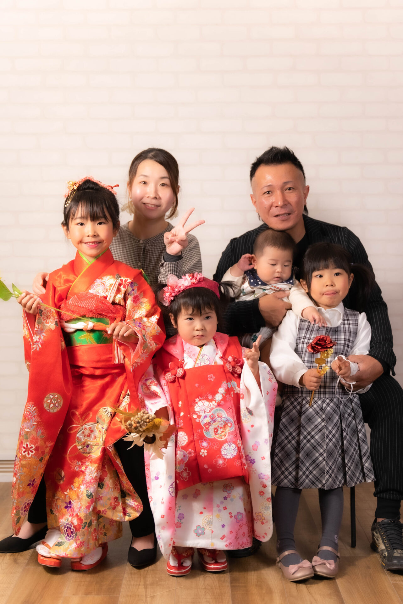 ジャンプで楽しさ満点！家族写真のためのジャンピングポーズアイデア - 熊本のレンタル撮影スタジオ C STUDIO