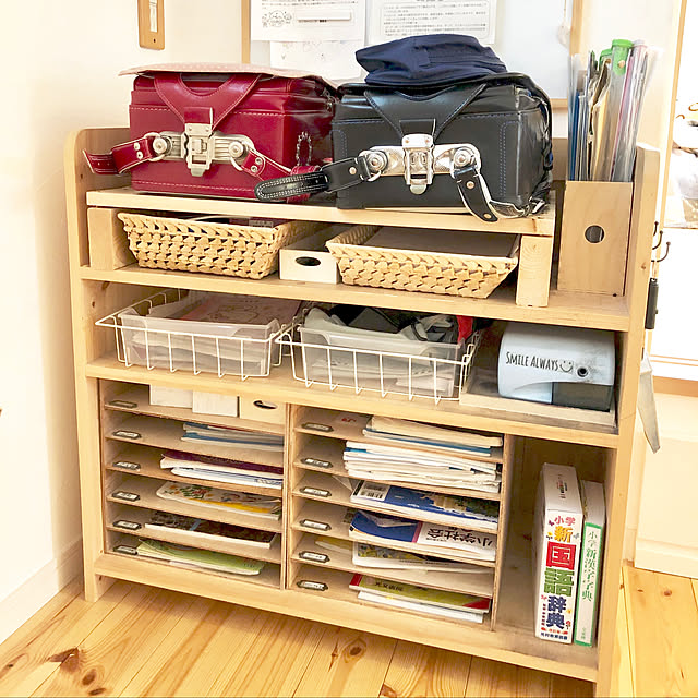 小学生編 学校から帰ると、玄関にポイッとランドセルを置きっぱなし 。帰宅後すぐに指定席のラックに置く習慣が続くには？HOUSTOおウチの収納.com