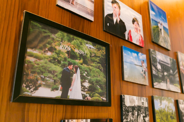 会場の明るい雰囲気に合わせて作られた素敵なウェルカムスペース✨ホワイトクリスマスをイメージし、クリスマスツリーやコットンフラワー、電飾を使用して華やかな印象の空間に仕上がっています😊💐@20211219_wd さん、ありがとうございます！ ーーーーーーーーーーーー