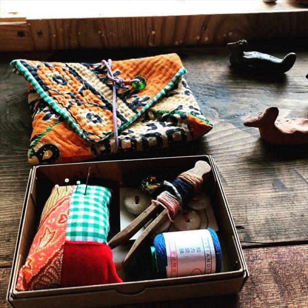 Yumi Hayakawa早川ユミ高知の山のてっぺんに住む布作家の早川ユミです。夫である、陶芸家の小野哲平とともに家族と犬１匹、猫３匹と暮らしています。田んぼと畑、小さな果樹園でできる野菜たちが毎日のごはんにづくりに力をくれています。Instagram