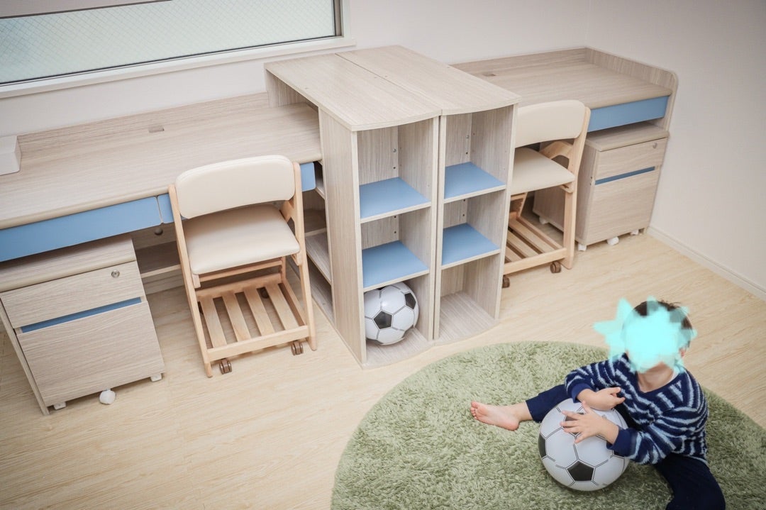 カリモクスタッフおすすめ！小学生から高校生まで使える学習机 - kari-bana